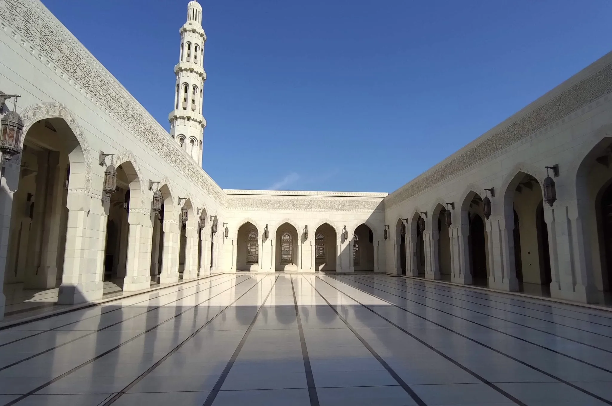 الساحة الرخامية ومئذنة جامع السلطان قابوس الأكبر