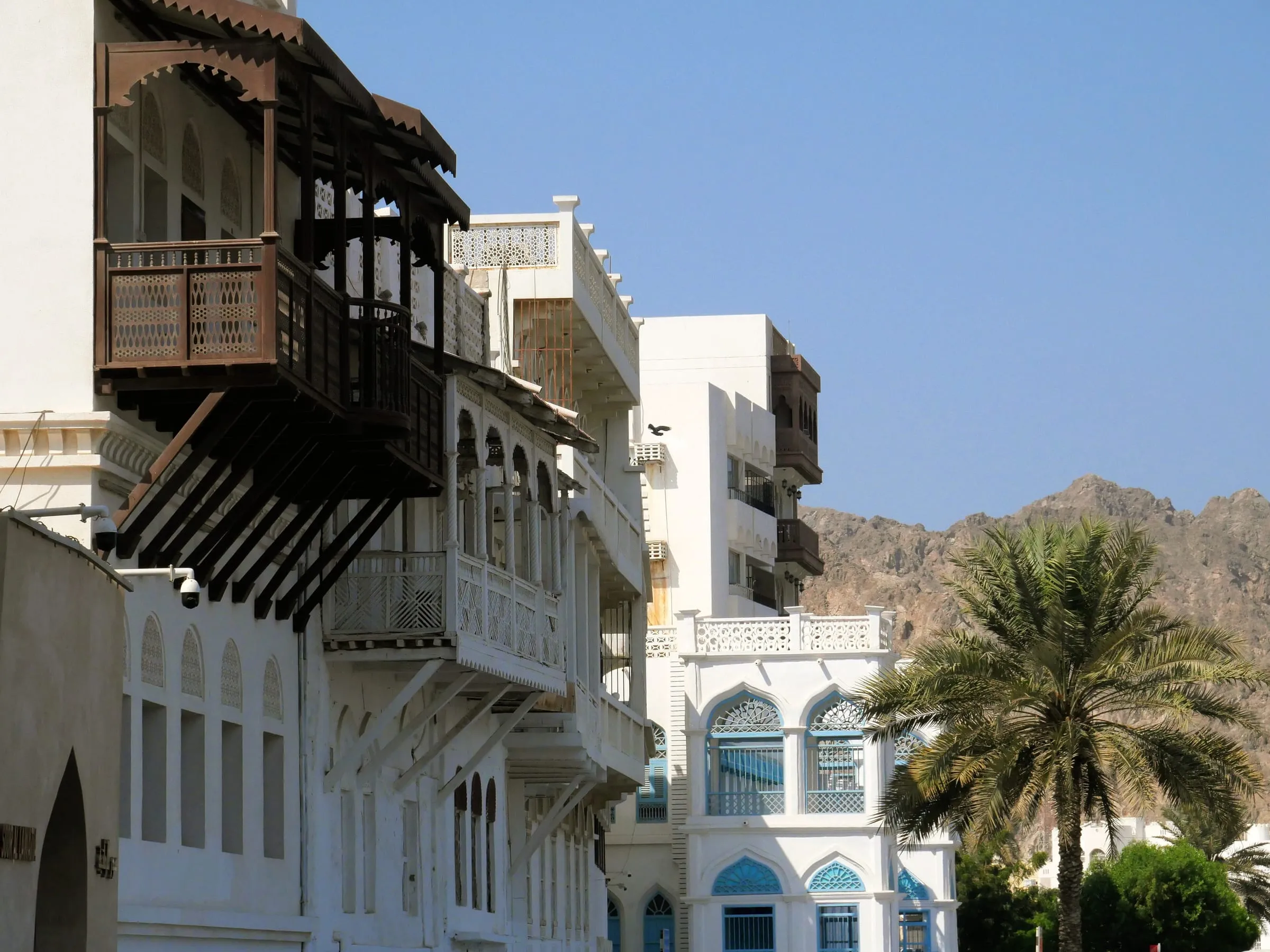 عمارة عُمانية بشرفات خشبية في مطرح